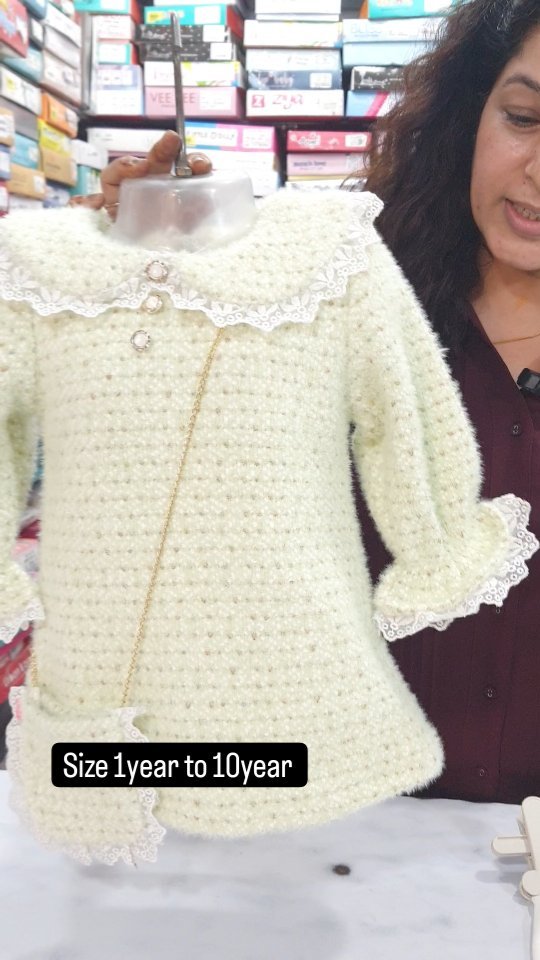 One pic dress in woolen fabric.
